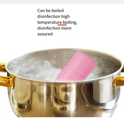 Straight Head Peri Bottle designed for postpartum recovery, featuring an angled spout for gentle and thorough cleansing of sensitive areas. 500ML reusable capacity with a retractable nozzle, nozzle cover, and waterproof travel bag for convenience. Versatile for new moms, camping, menstrual hygiene, and hemorrhoid care, providing soothing relief and hygiene on the go.